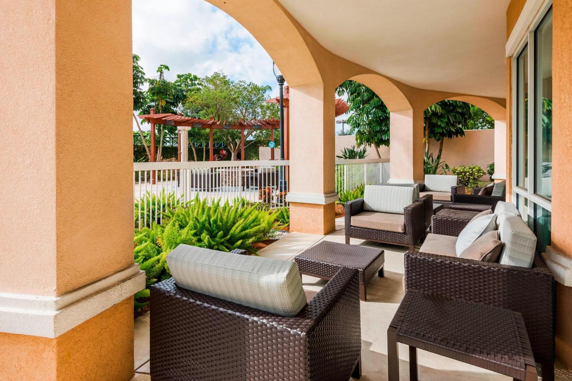 Courtyard Fort Myers At I-75 And Gulf Coast Town Center Estero Buitenkant foto